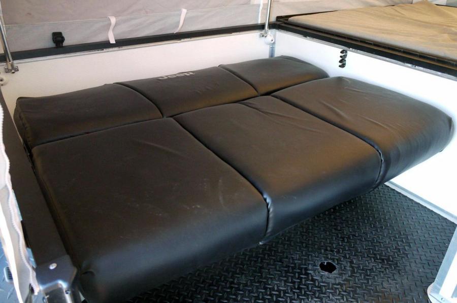  Jeep Extreme Trail Edition Camper 2011 года  (фото 18 из 36)